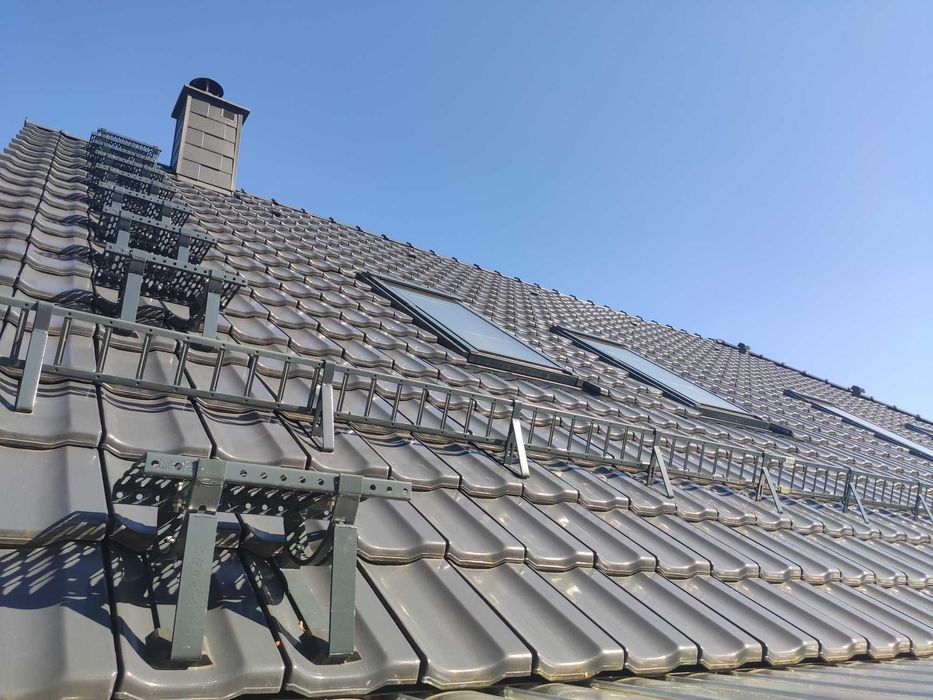 Montaż płotków przeciwśniegowych śniegołapów drabinek zabezpieczeń