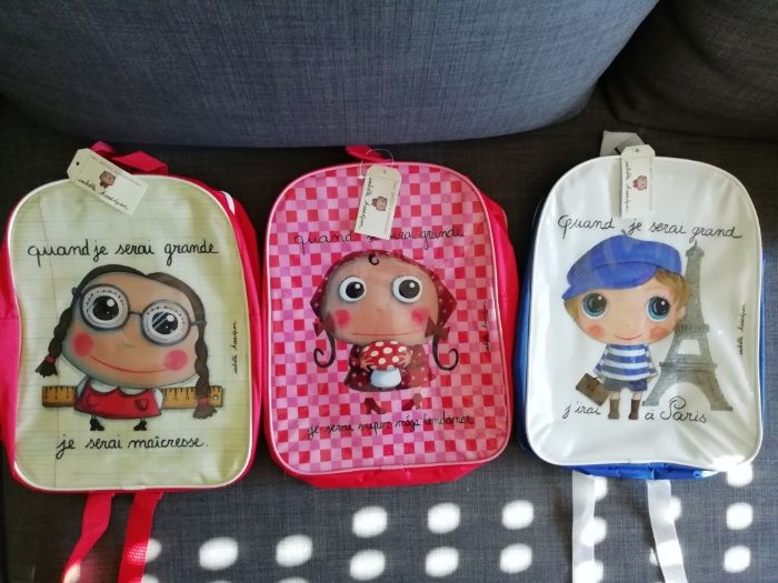 Mochila, estojo, garrafa e tela