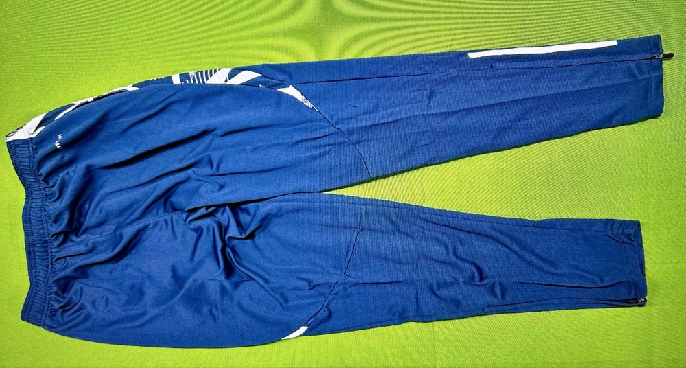 Nowy komplet treningowy Arsenal FC (rozmiar M) – bluza + spodnie.