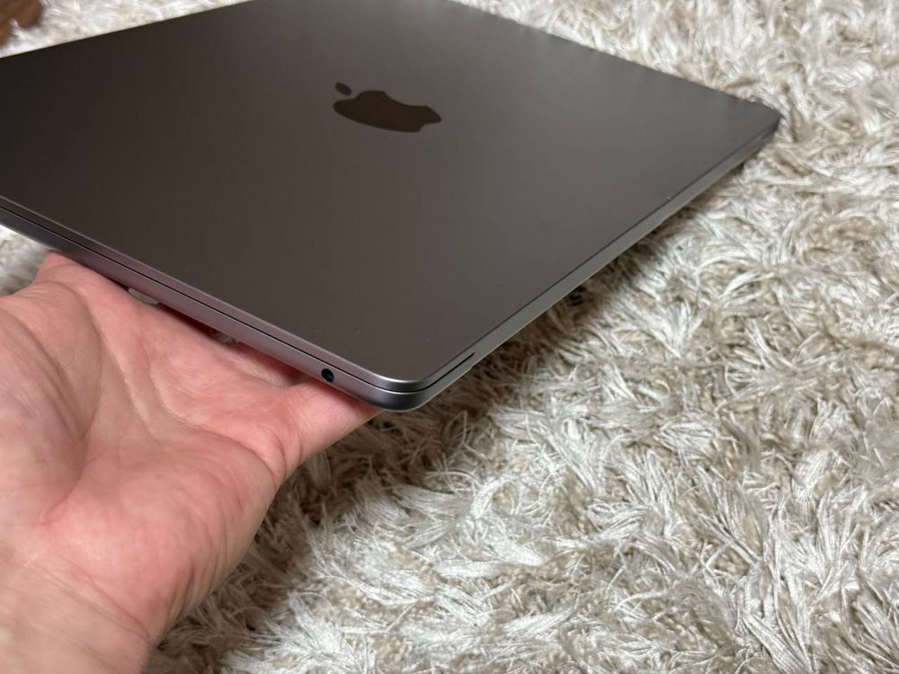 MacBook Air M3 13.6 16/512