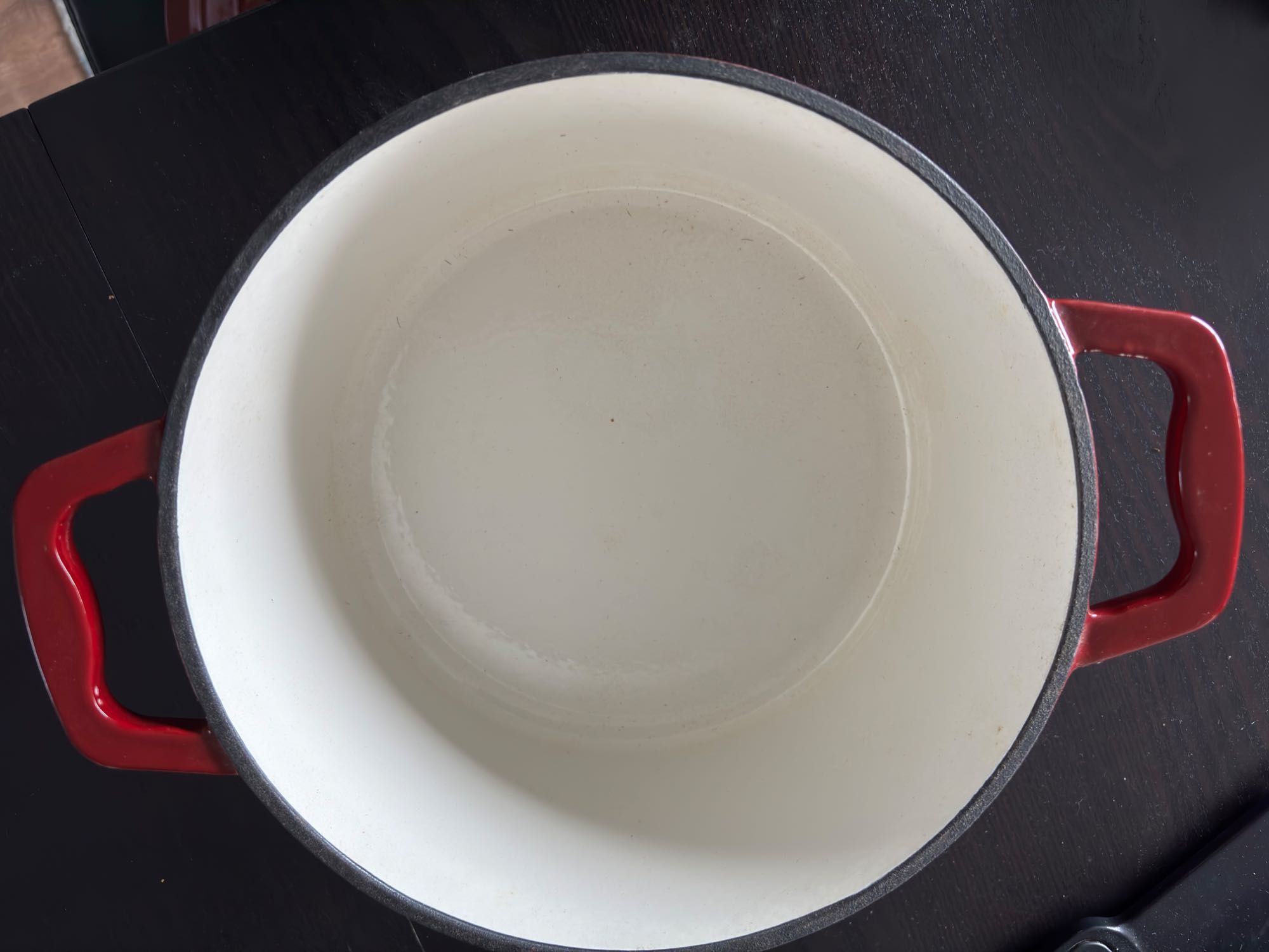 Panela de cerâmica do gato preto