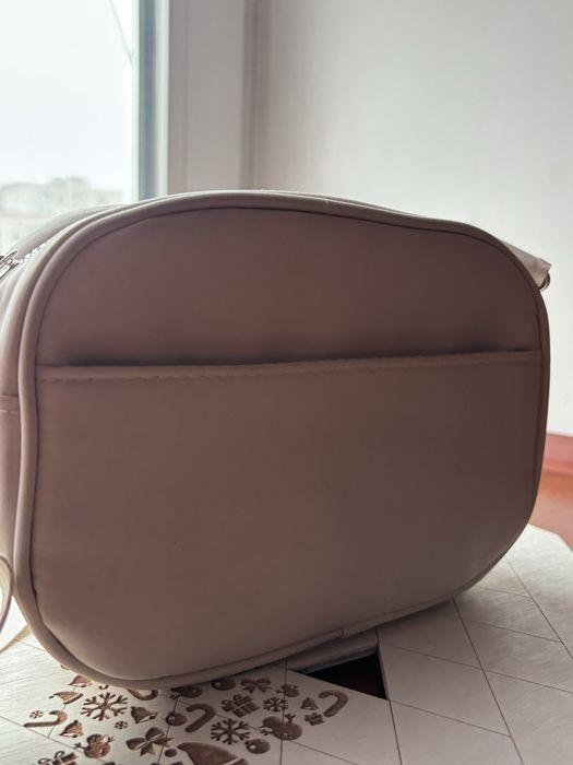 Легка біла сумка-кросбоді