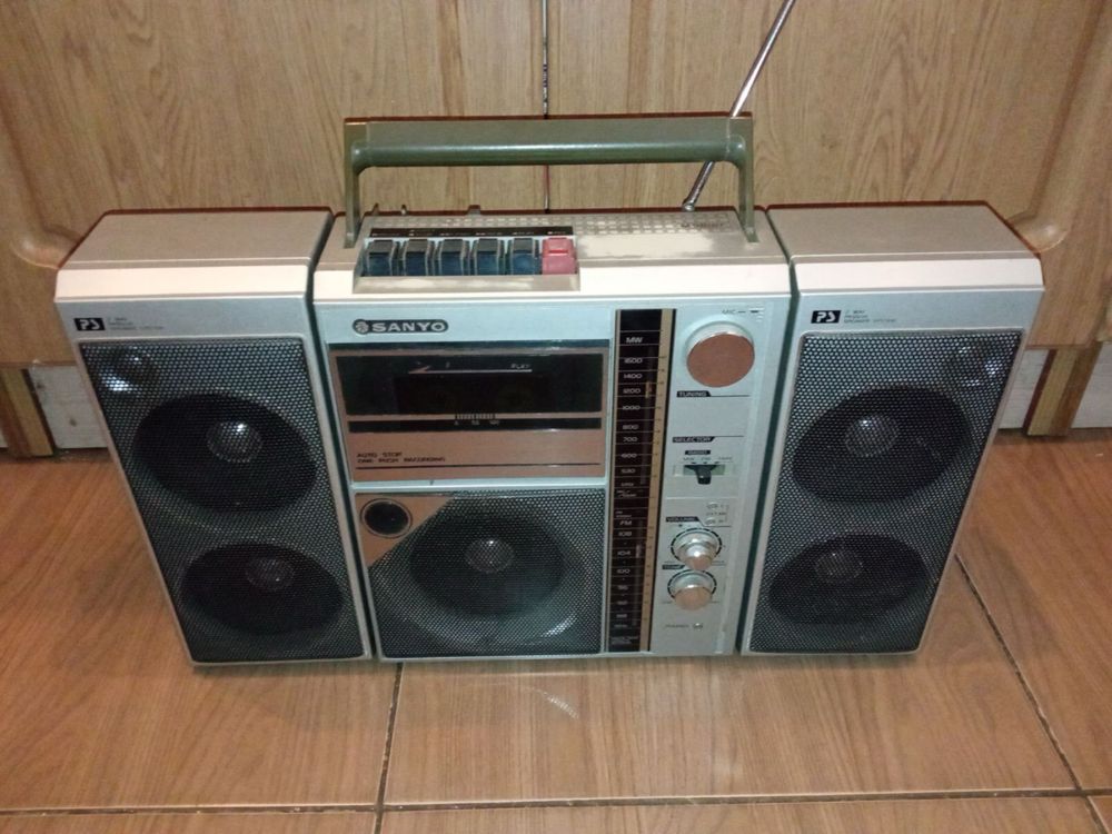 Продам винтажную японскую магнитолу SANYO