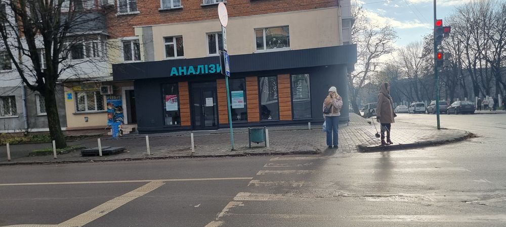 Здається приміщення. Центр.