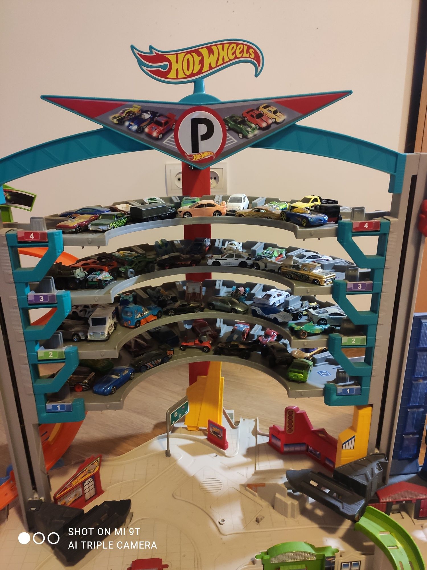 Garaż 4piętrowy Hot Wheels z rekinem