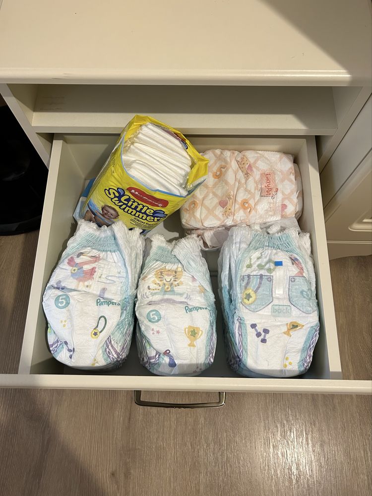 Підгузки трусики Pampers та Huggies