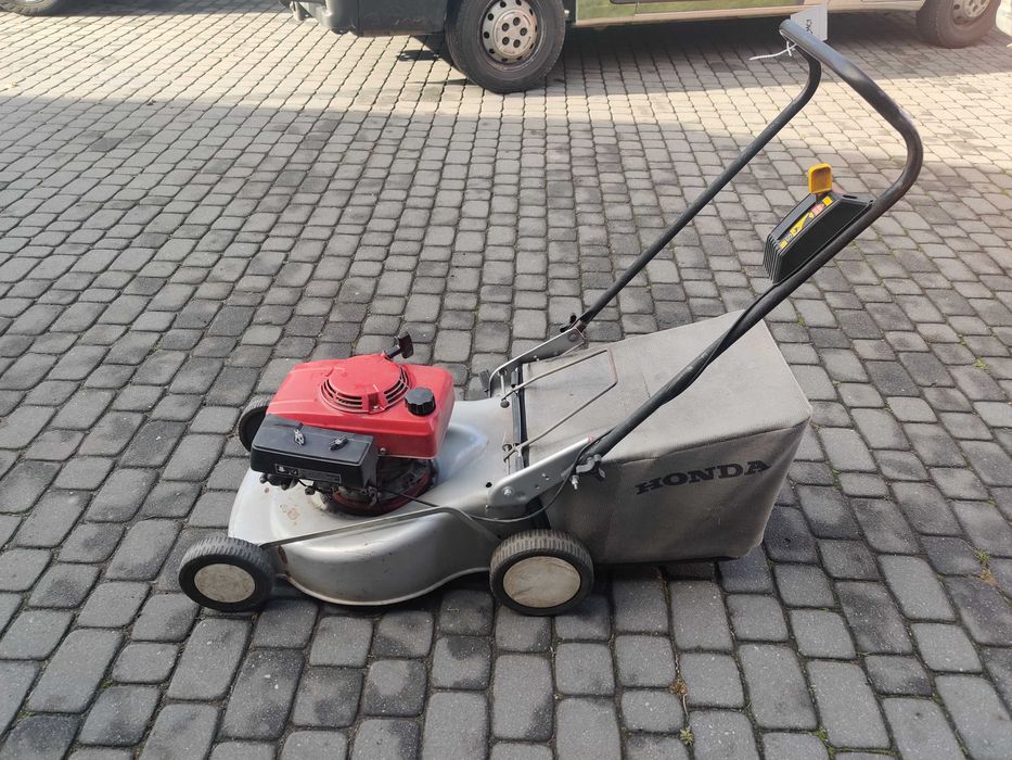Używana kosiarka spalinowa z silnikiem HONDA bez napędu