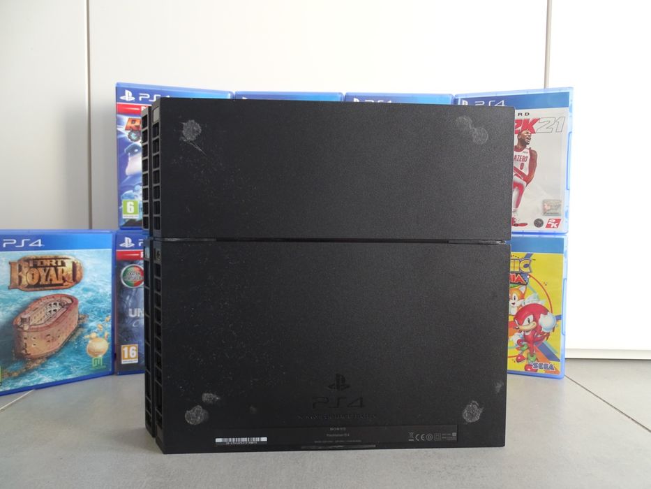 PlayStation 4, com 9 Jogos e com uma commando Semi-Funcional