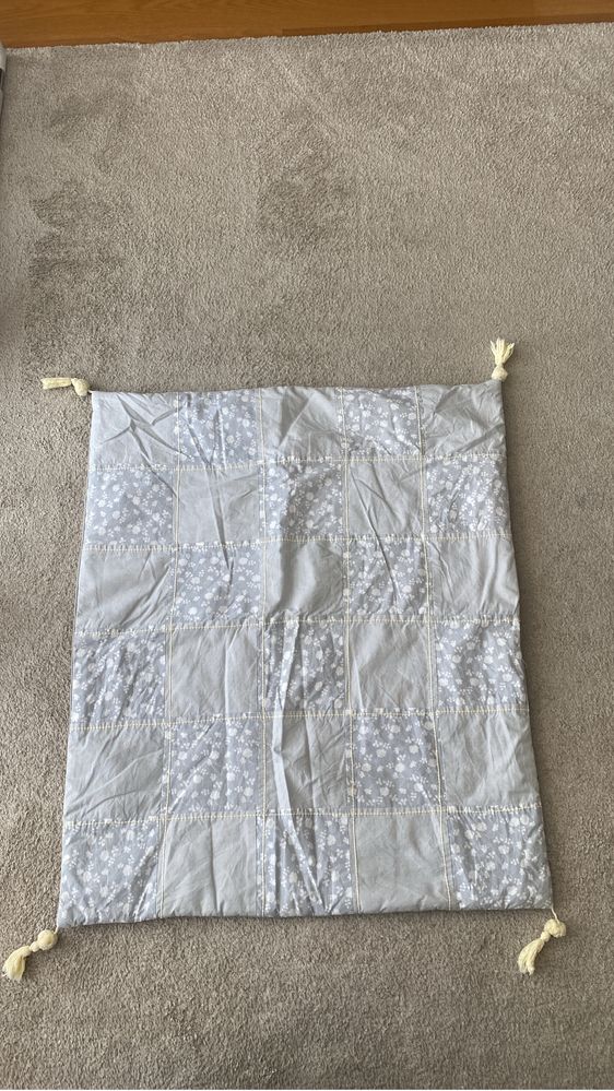 Berço IKEA com colchão e vários acessórios