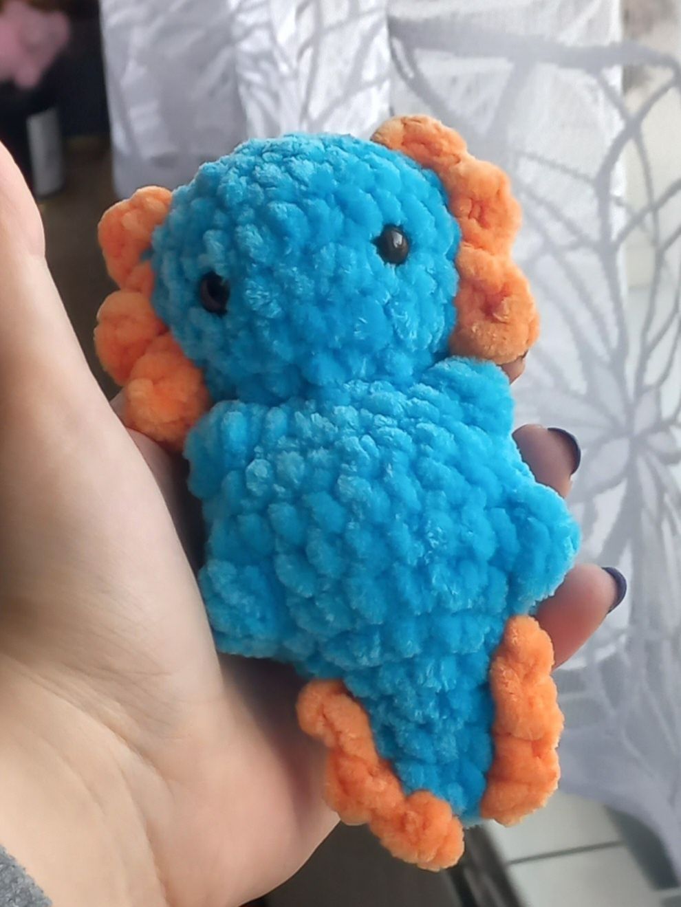 Pluszowy niebieski aksolotl amigurumi