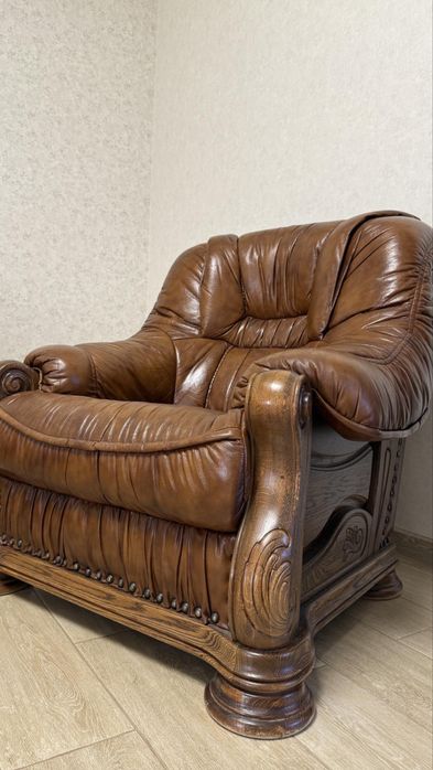 Шкіряний диван та два крісла. Стан задовільний, для офісу/дому. торг