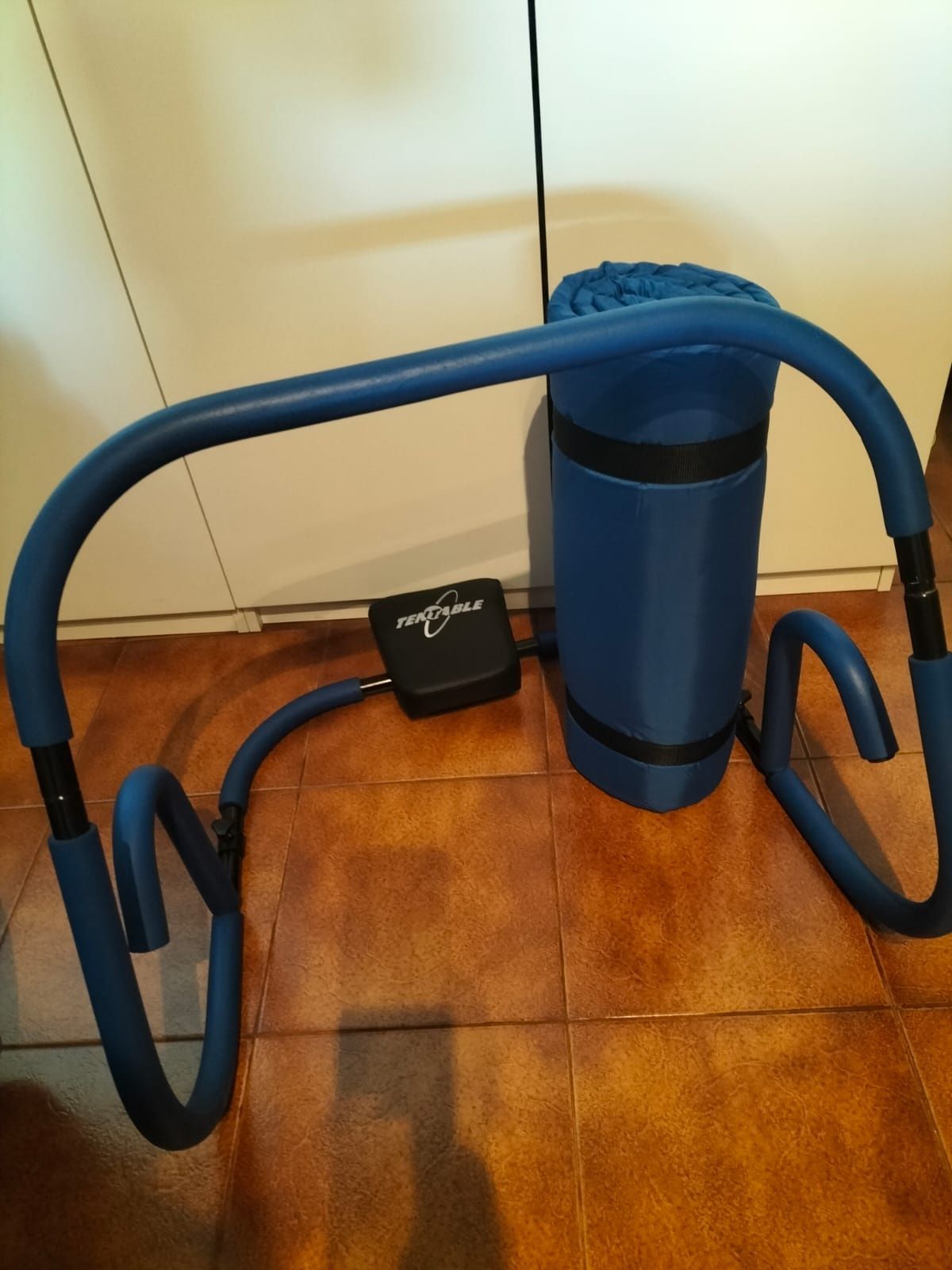 Bicicleta estática, colchão e aparelho