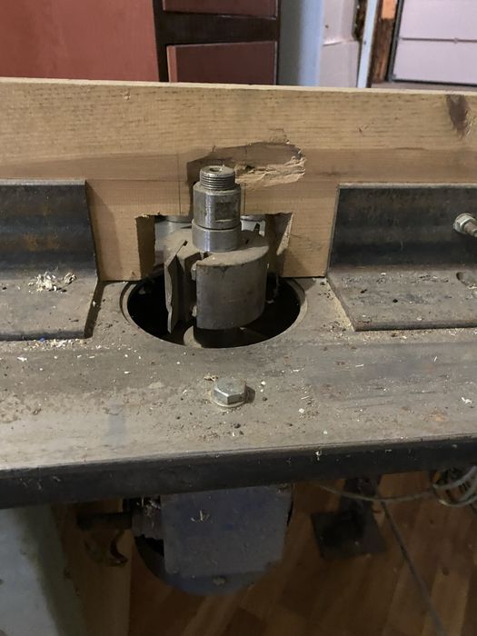 Фрезерний, вертикальний , деревообробний станок