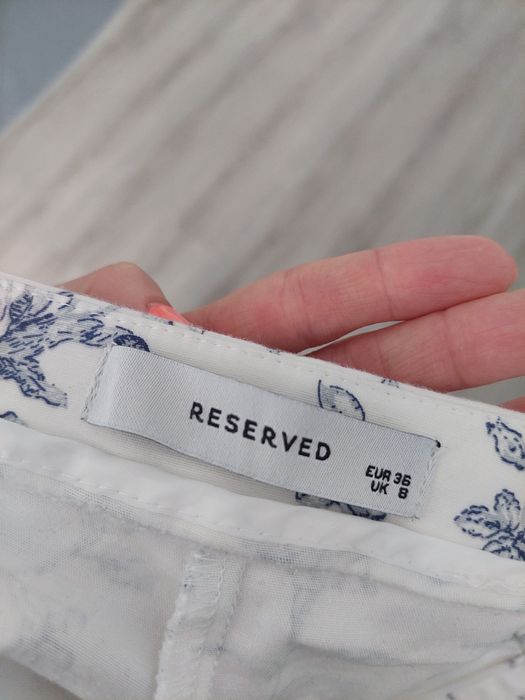 Spodnie Reserved cygaretki 36 białe w kwiaty