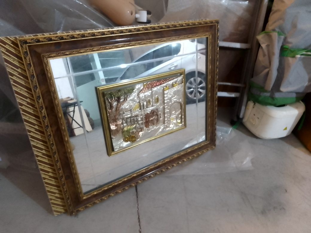 Quadros em relevo com espelho.