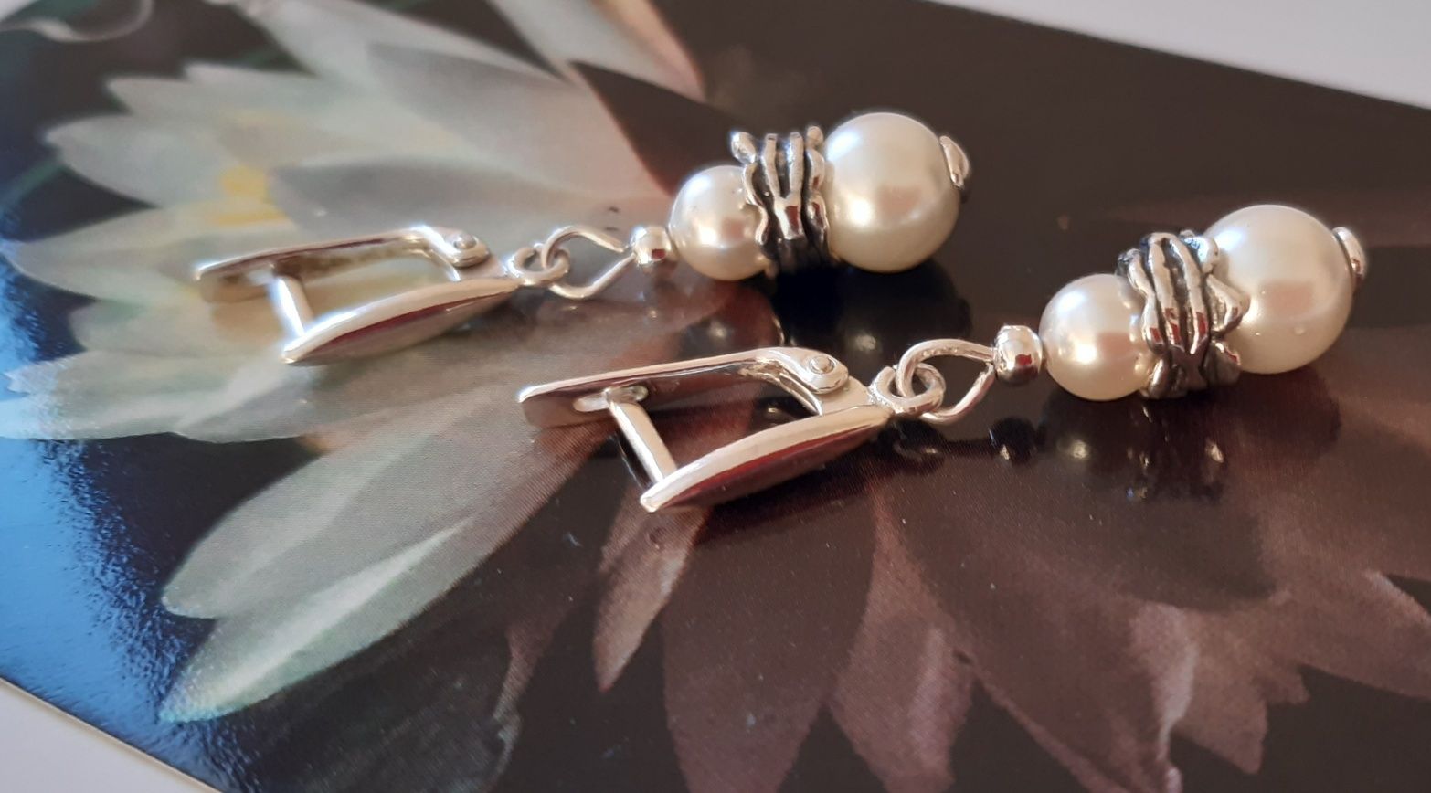Вишукані срібні сережки з перлами