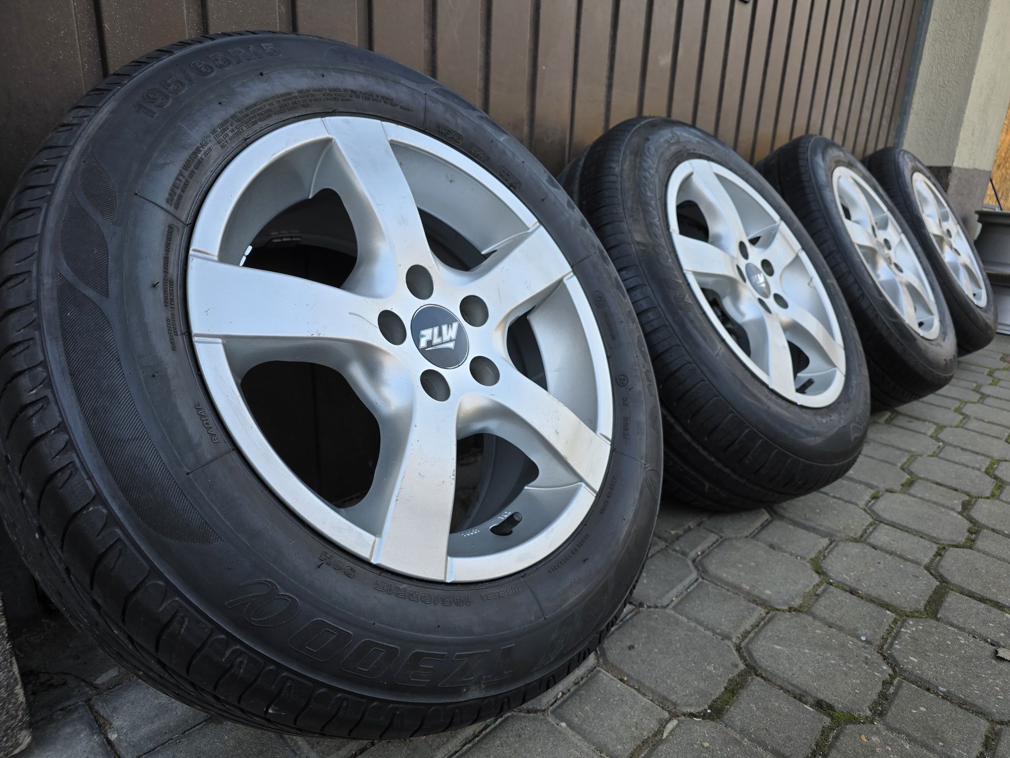 Felgi z oponami 195/65R15 VW Golf 4 5x100 New Beetle Audi A3 Octavia 1