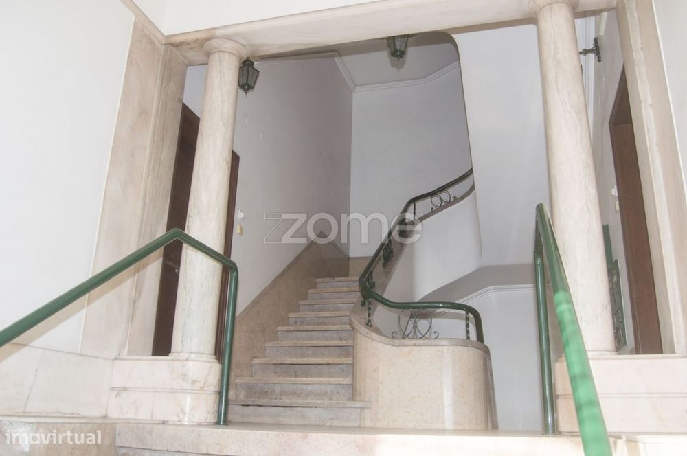 Excelente prédio parcialmente remodelado no coração de Lisboa