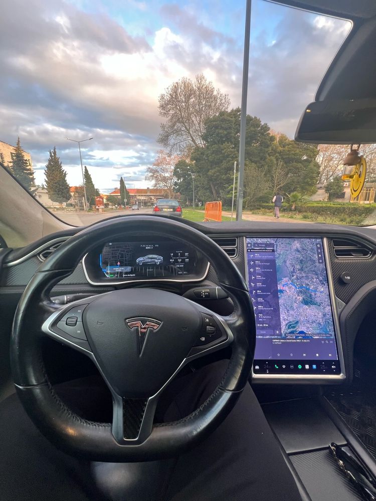 Tesla model S 85D
