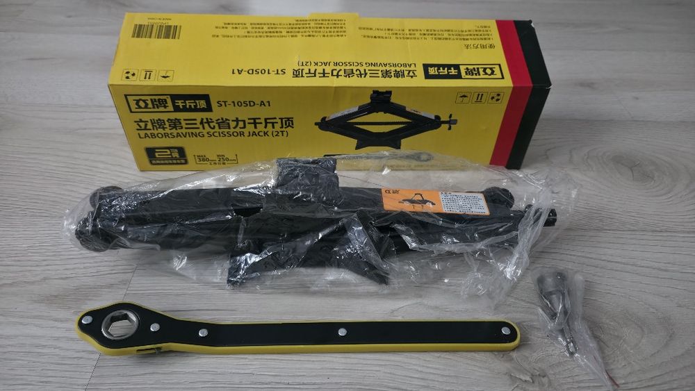 Podnośnik samochodowy z krzyżakiem do kół