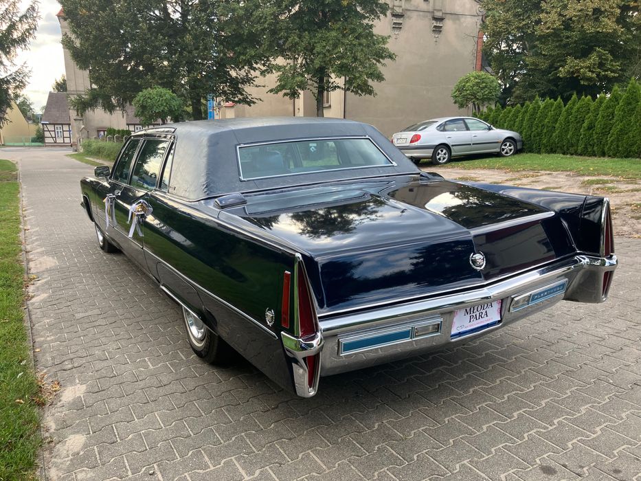 Cadillac Fleetwood 75 (1970) – 9 os., 7.7 V8, automat