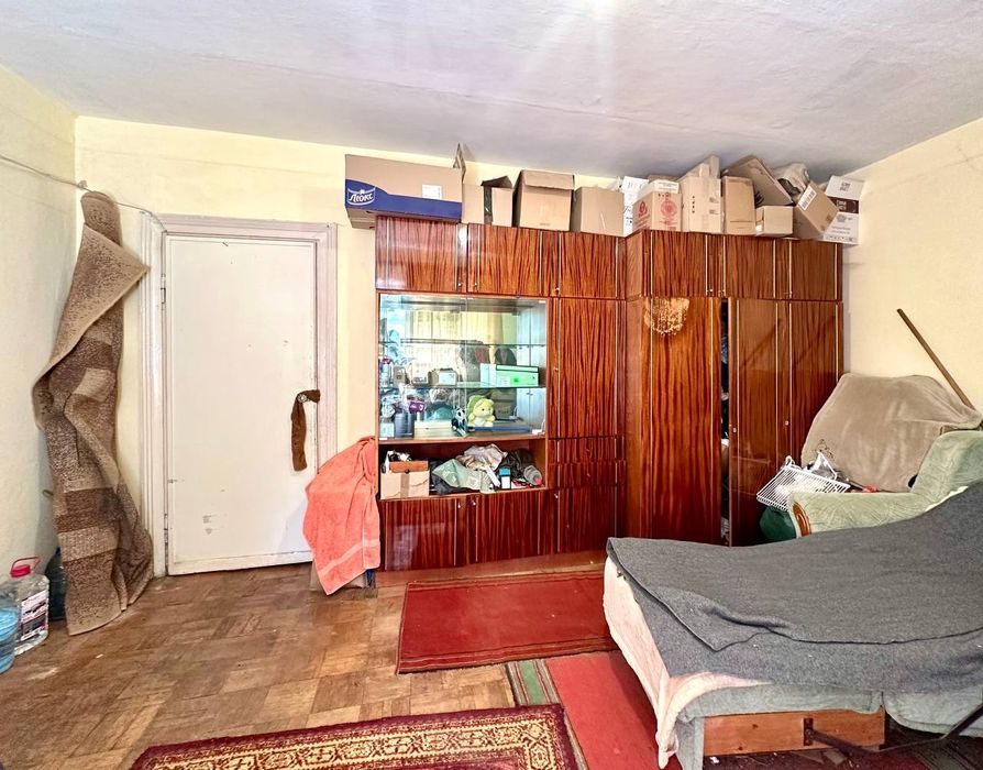 Продаж 3 кімнатної квартири ПІД РЕМОНТ в центрі міста.