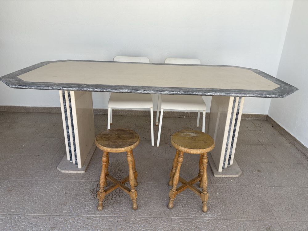 Mesa de Marmore beje e cinzenta