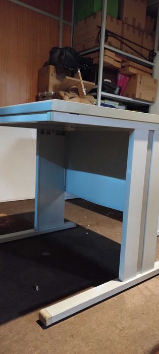 Mesa cinza com estrutura metálica - 80cm