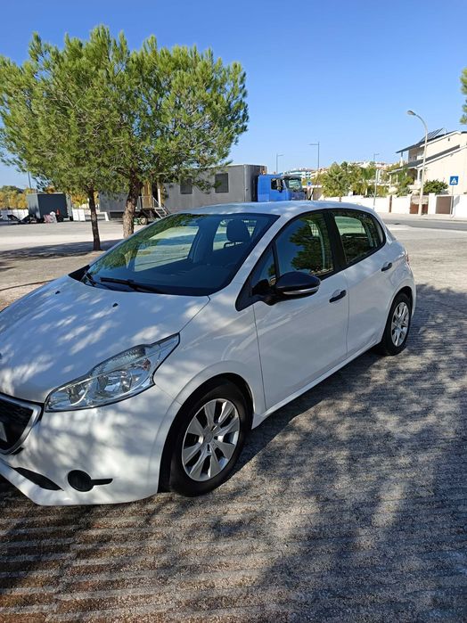 Peugeot 208 comercial em excelente estado de conservação
