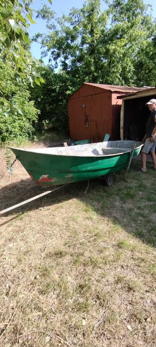 Лодка с танцем под мотор.