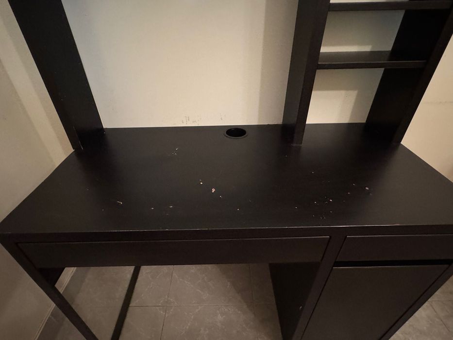 Escrivaninha / Secretária com prateleiras e arrumação, imperdível.