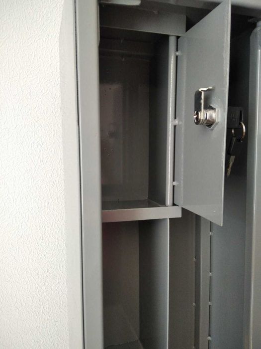 Оружейный шкаф на 2 ружья с трейзером и полкой