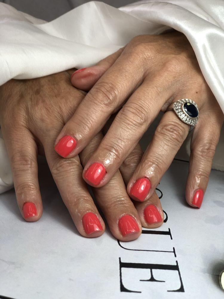 Alongamentos de unha de gel e gelinho