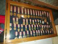 Vitrine com mais de cinquenta medalhas desportivas