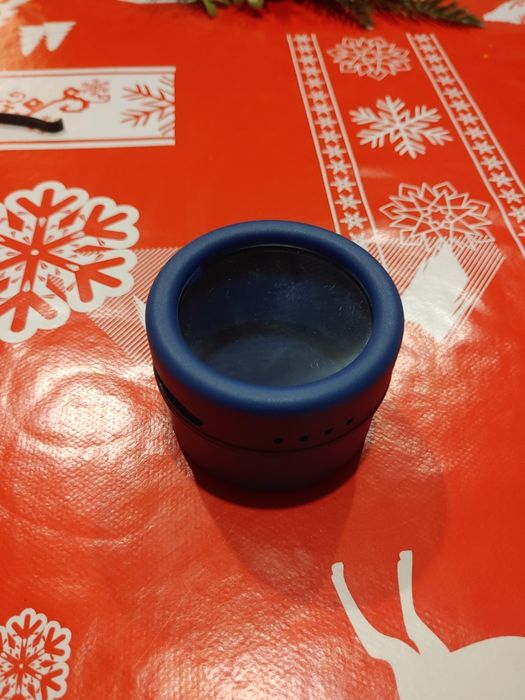 Pojemnik na przyprawy obracany z magnesem, przyprawnik