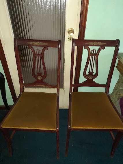 Móvel louceiro estilo Império com mesa e cadeiras