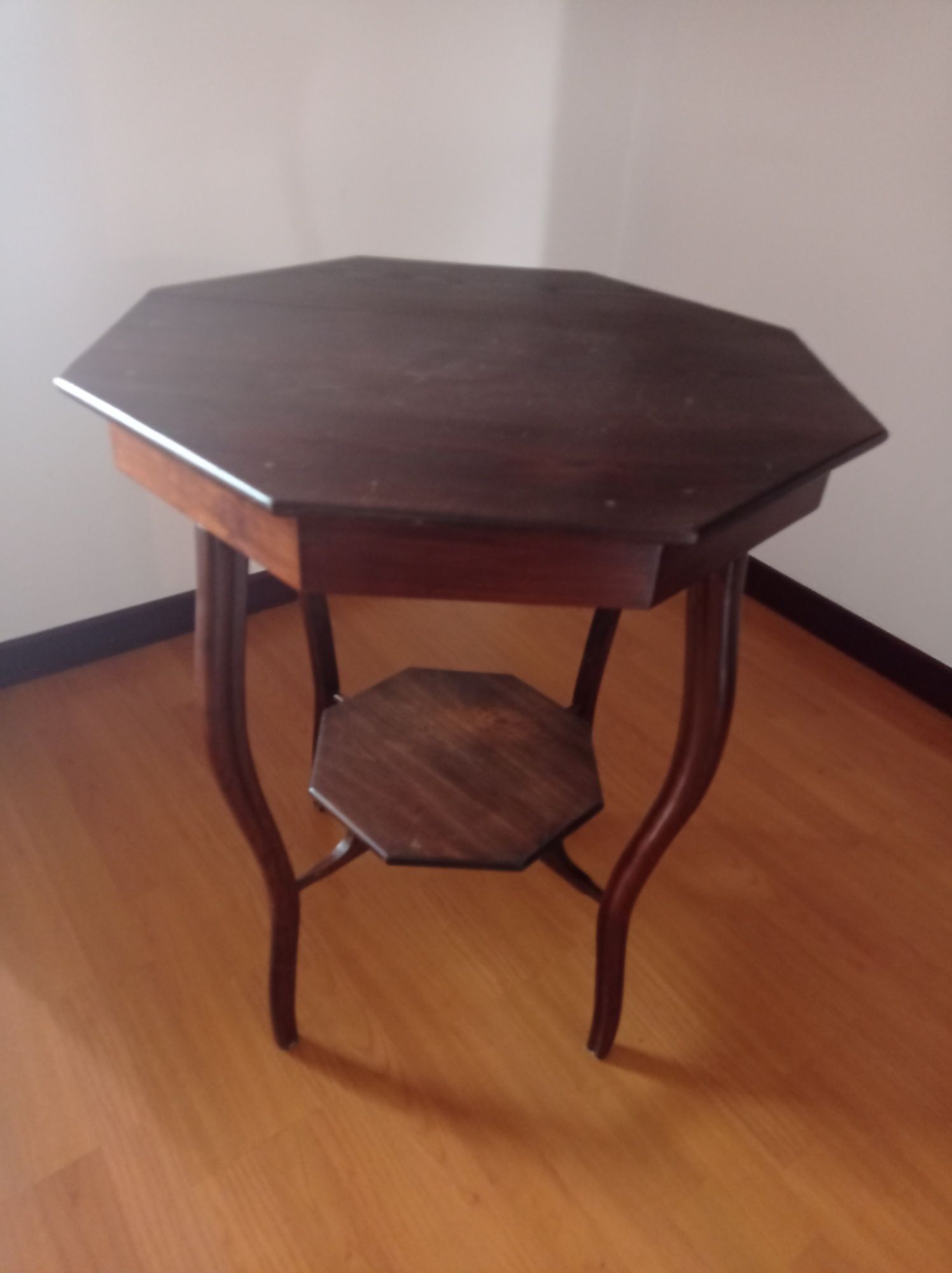 Mesa hexagonal em madeira
