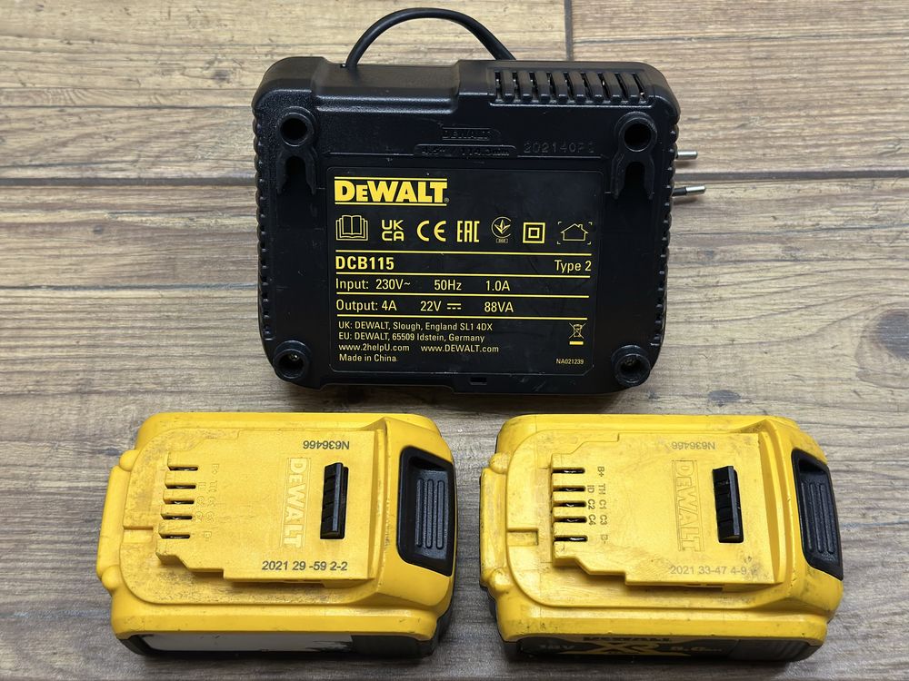 Zestaw | akumulatory 18V 2x 5AH z 2021r. / ładowarka DCB115 DeWalt