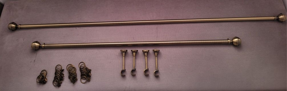Karnisz okienny metalowy w kolorze złotym z żabkami
