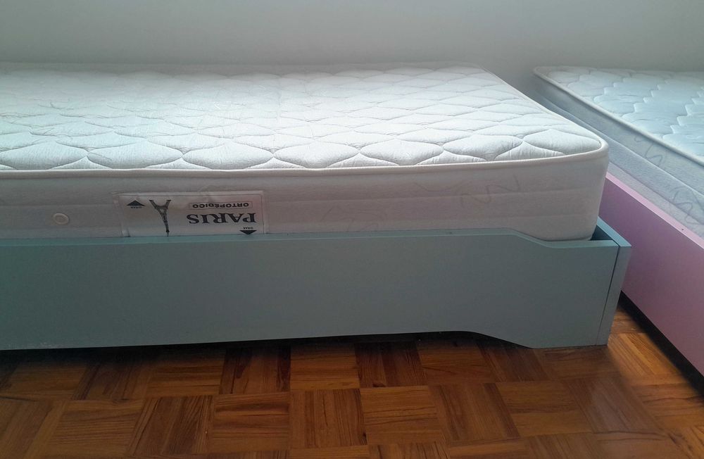 Duas camas de criança