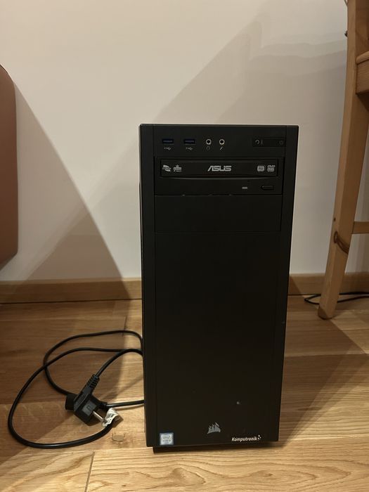 komputer PC + monitor + klawiatura