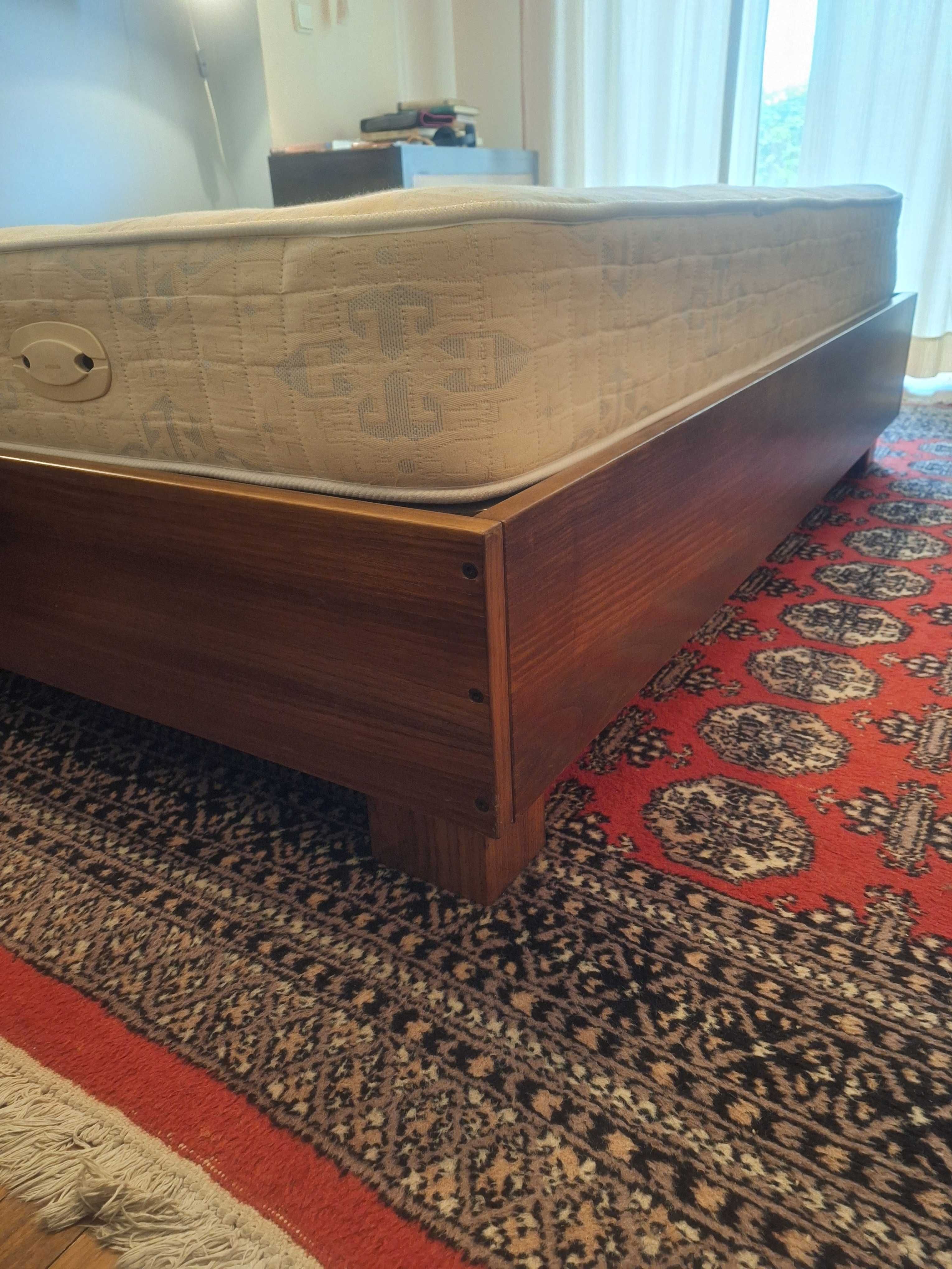 Cama/ sommier em madeira