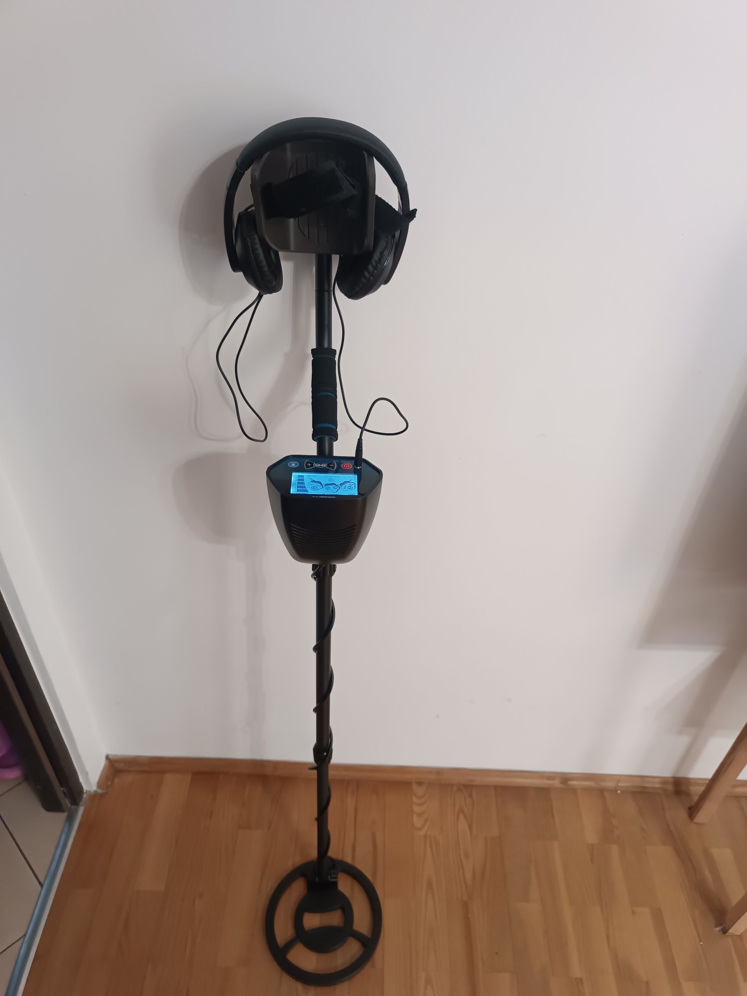 Wykrywacz metalu KENTOKTOOL TX-4071 z ekranem LCD plus torba i saperka