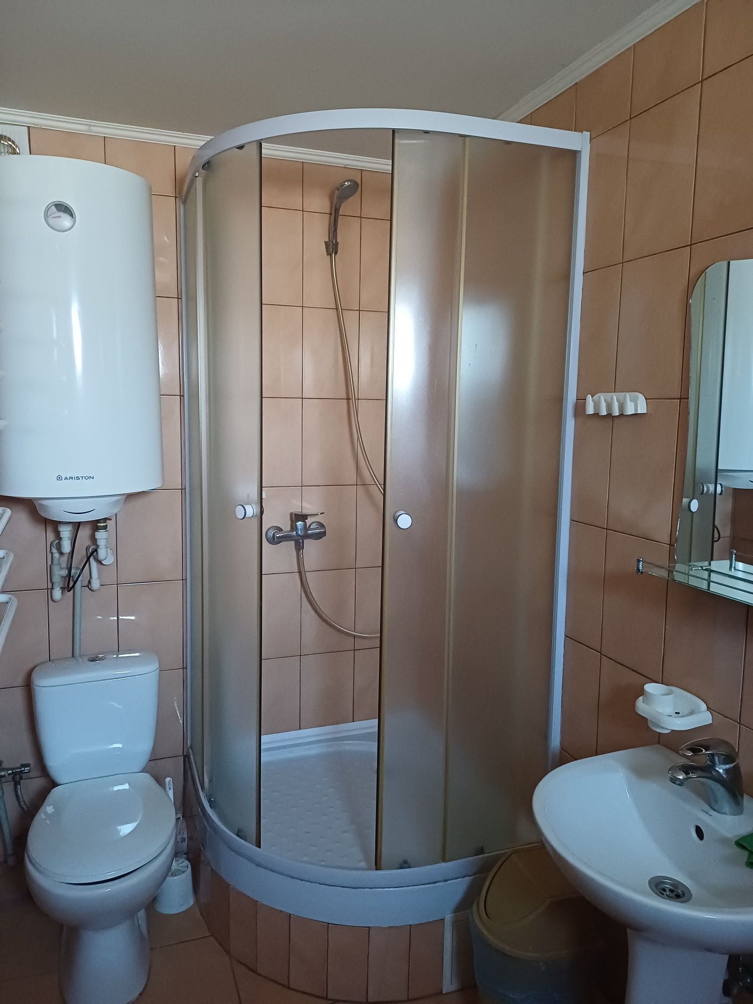 Поруч знаходяться санаторії 800м. "Квітка полонини" та "Кришталеве дже