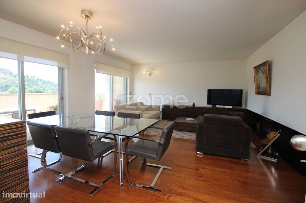 T2 c/ escritório, equipado e mobilado. Último andar. Garagem dupla.