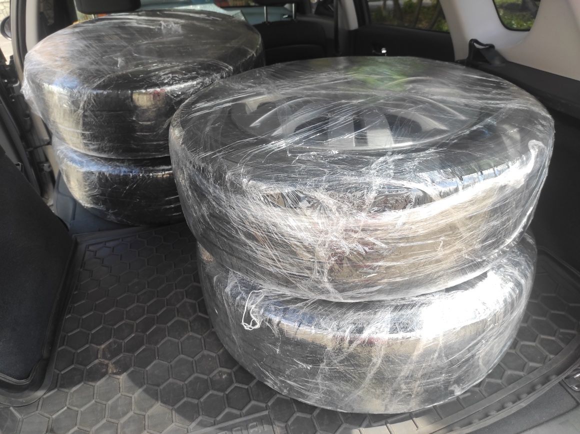 Диски 17" металеві з гумою та ковпаками. Nissan Rogue.