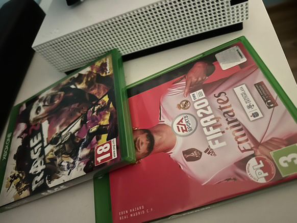 Konsola Xbox One S 500 GB/dwa pady, napęd
