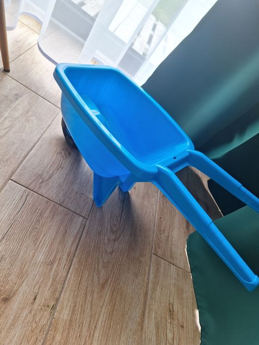 Niebieska plastikowa taczka zabawki do ogrodu