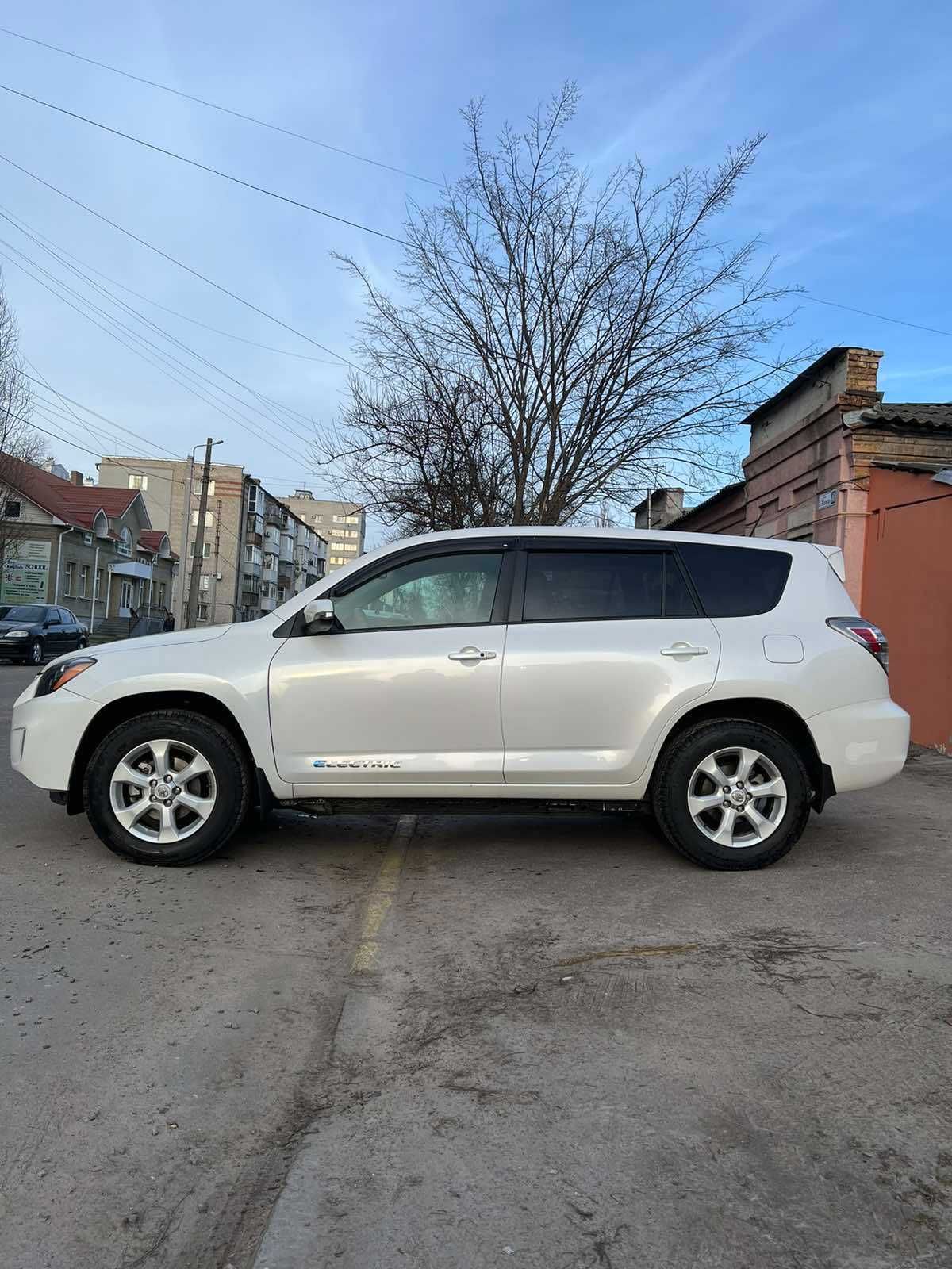 Toyota RAV4 EV 2013