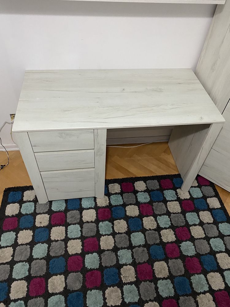 biurko z białego drewna